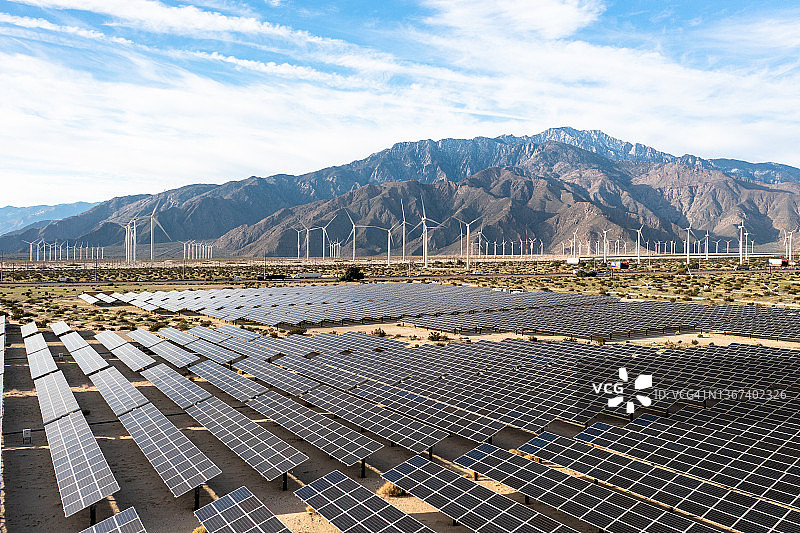 太阳能电池板和风车鸟瞰图图片素材