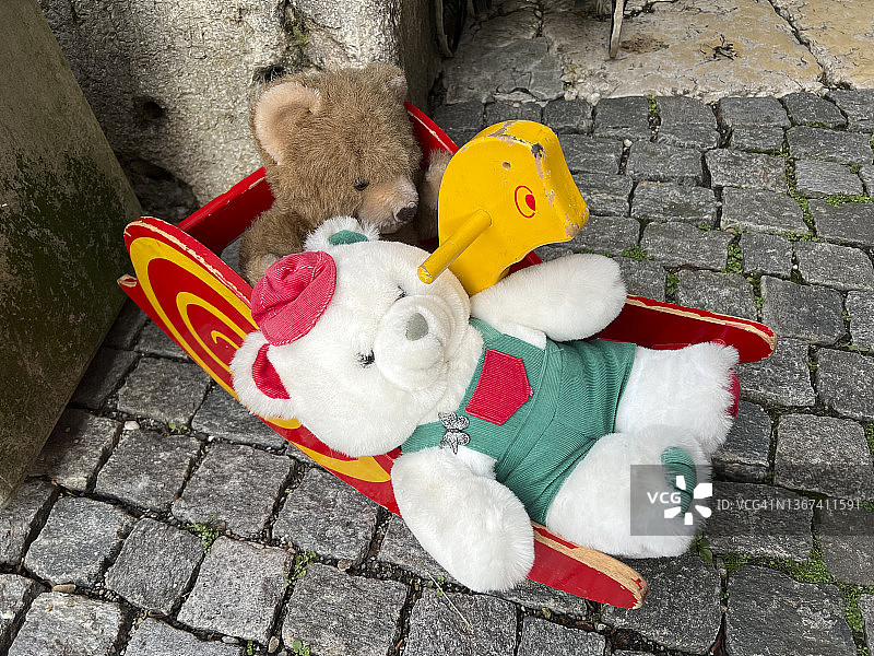 瑞士比尔老城出售的毛绒熊图片素材