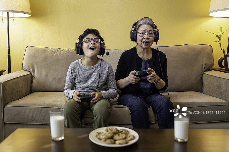 和奶奶一起玩电子游戏图片素材