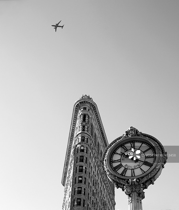 造型独特的建筑和时钟景观图片素材