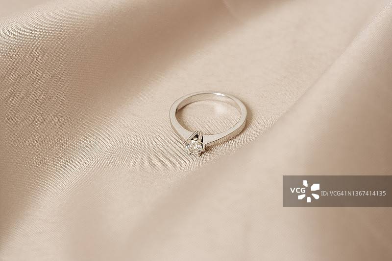 香槟背景上的钻石戒指图片素材