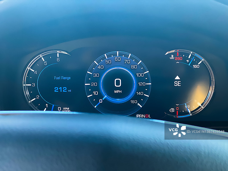 从驾驶座看到的仪表盘图片素材