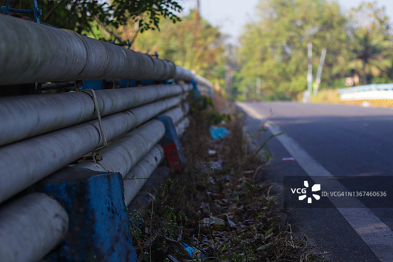 高速公路旁边的输水管道图片素材