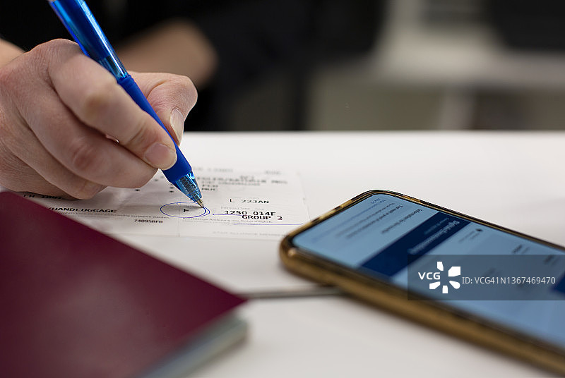 在机场办理登机手续图片素材