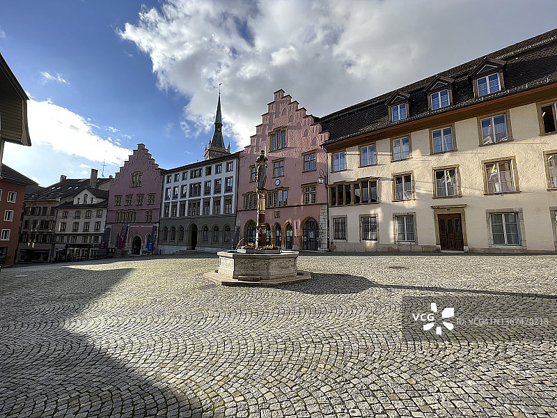 瑞士比尔老城的正义喷泉图片素材