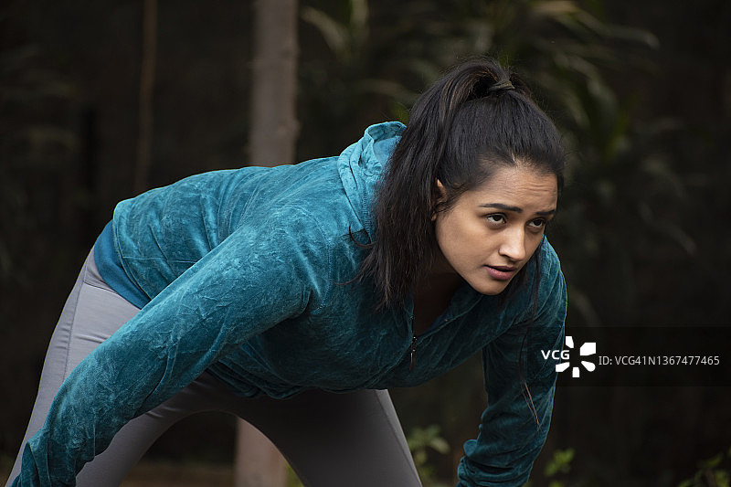 在公园里做运动的年轻女人照片图片素材