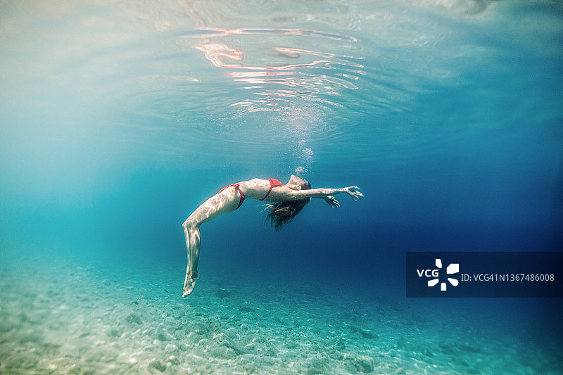 在海中潜水的年轻女子图片素材