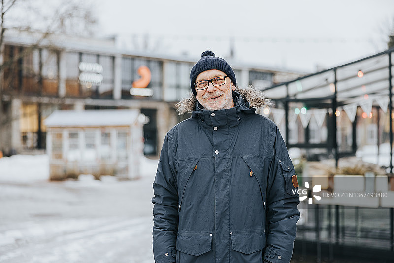 穿保暖冬装的老年男人图片素材
