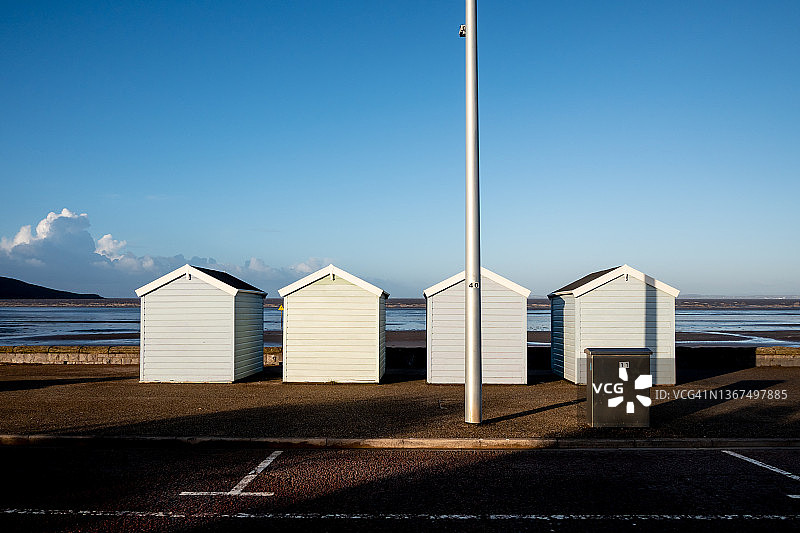 海滨上的海滩小屋图片素材