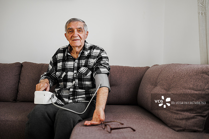 测量血压的年长男人图片素材