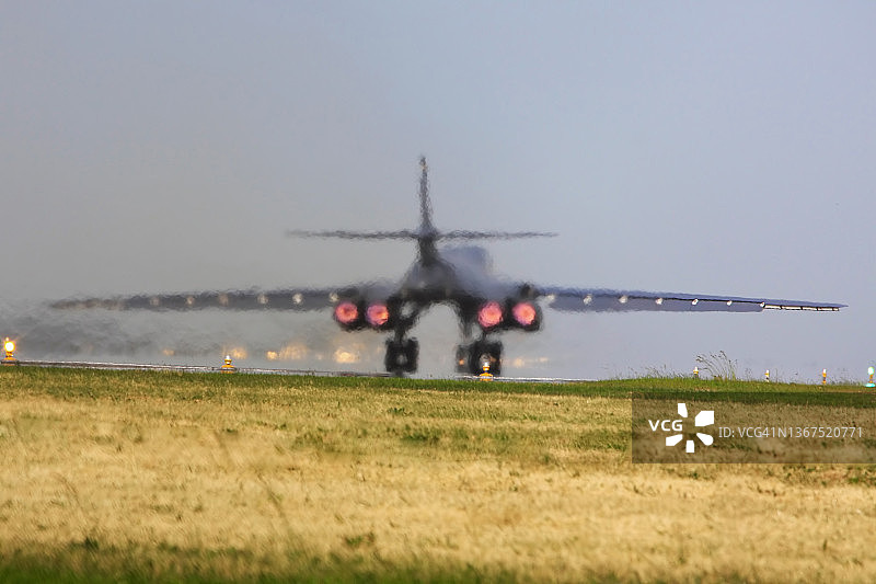 军用飞机起飞图片素材
