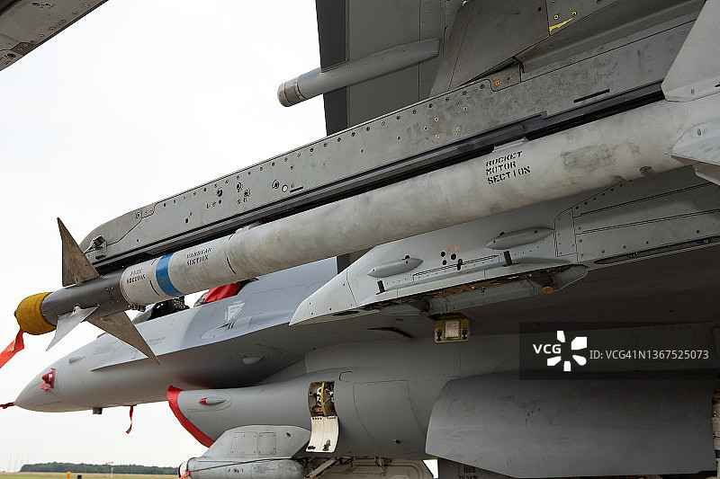 军用战斗机上的导弹图片素材