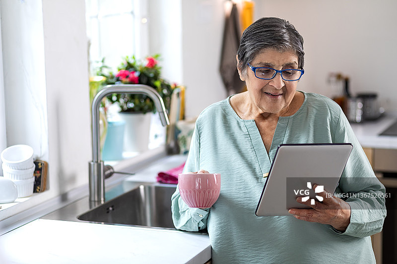 资深女性在家图片素材