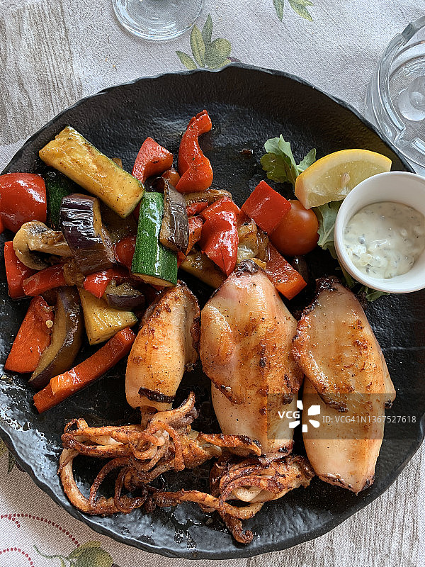 烤鱿鱼配蔬菜图片素材