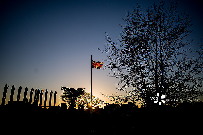 逆光下的英国国旗图片素材