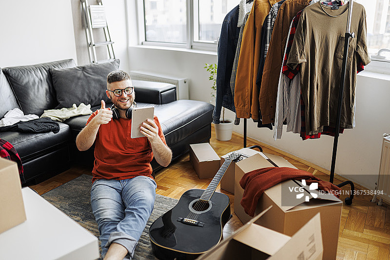 新公寓的第一个电话图片素材