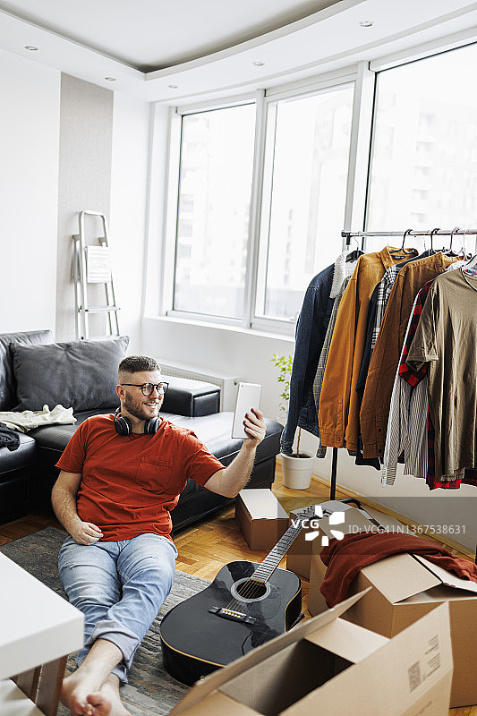 新公寓的第一个电话图片素材