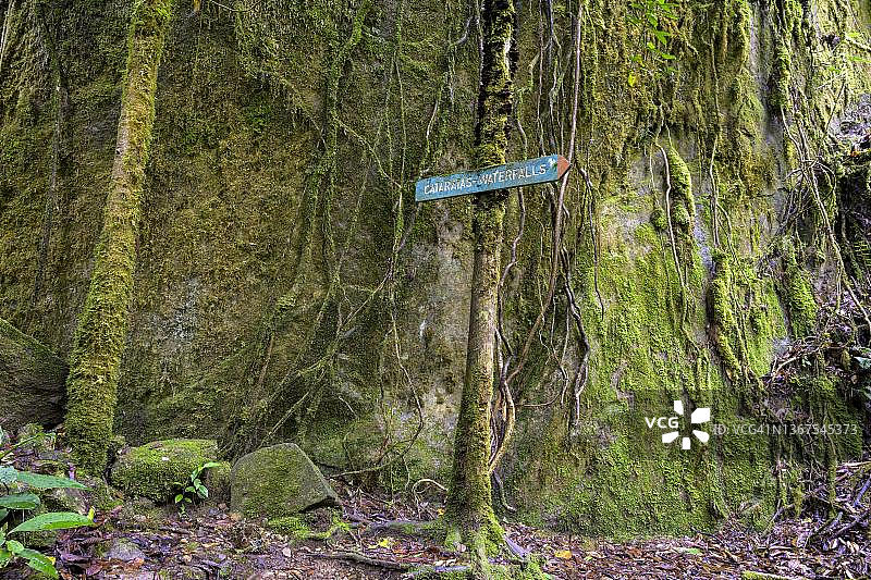 萨韦格雷河瀑布路标，位于哥斯达黎加圣何塞省图片素材