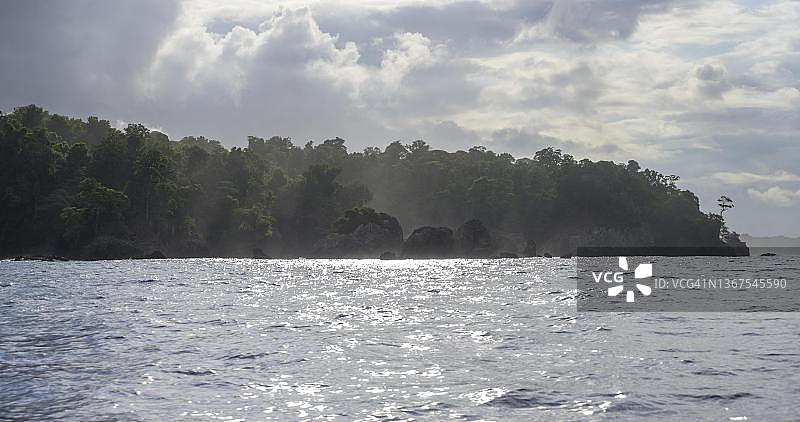 哥斯达黎加蓬塔雷纳斯省科尔科瓦多国家公园森林海岸游船之旅图片素材