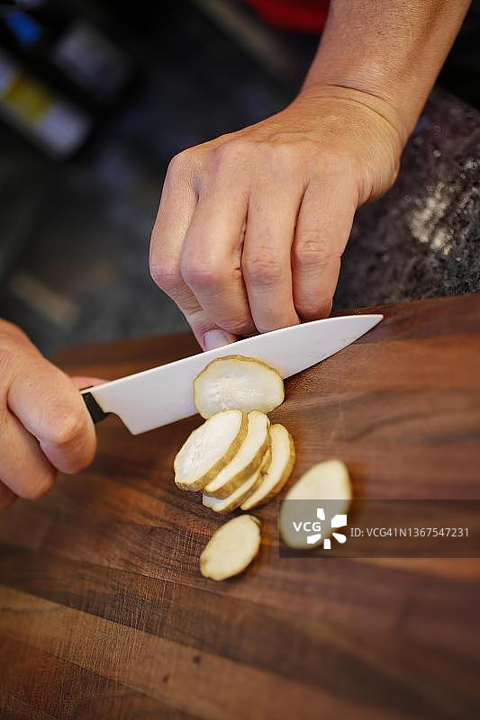 德国巴登美食：菊芋切块烹饪图片素材