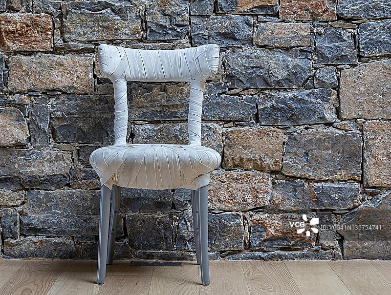 设计师椅子，位于克里特岛的熟料墙前图片素材