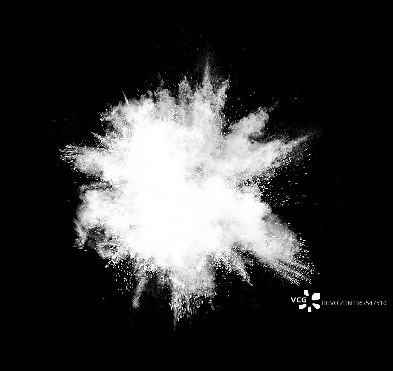 黑色背景上的白色烟雾爆炸云图片素材