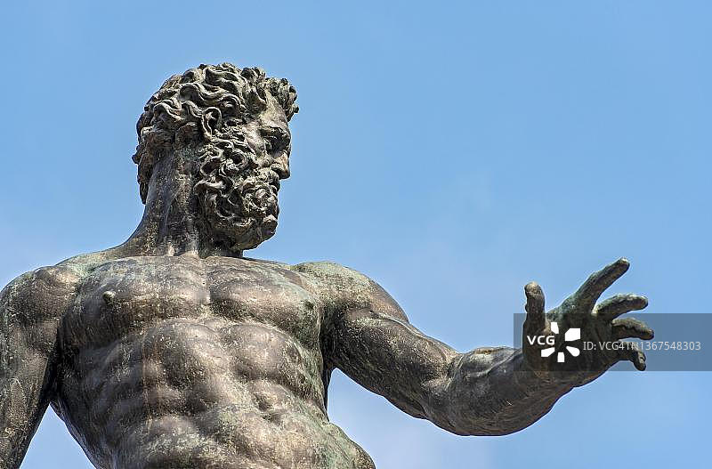 意大利博洛尼亚海王星喷泉中的海王星青铜雕像细节图片素材