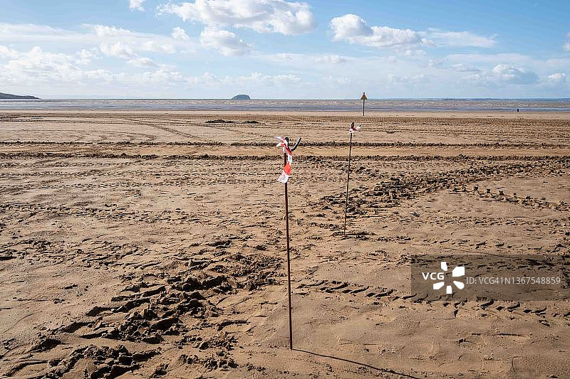 危险警示胶带与轮胎痕迹图片素材