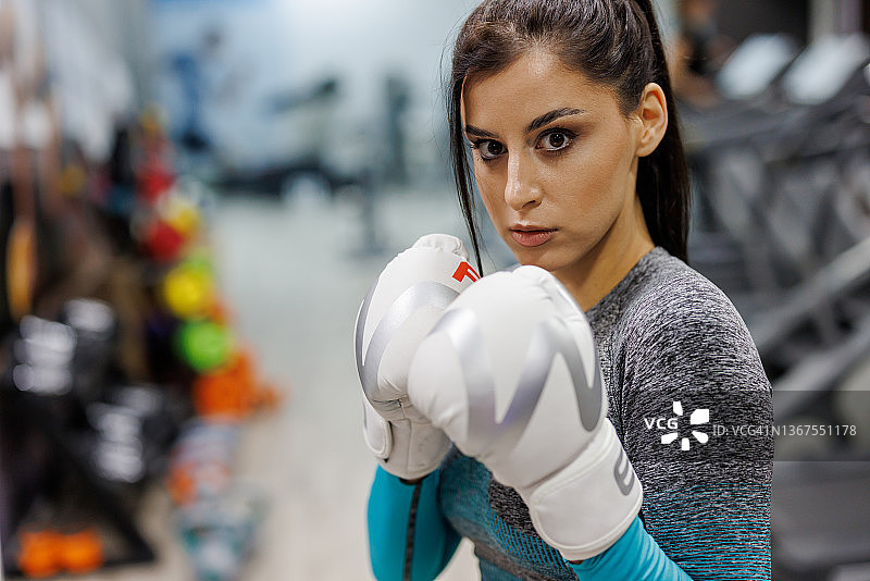 在健身房训练的年轻女拳击手肖像图片素材