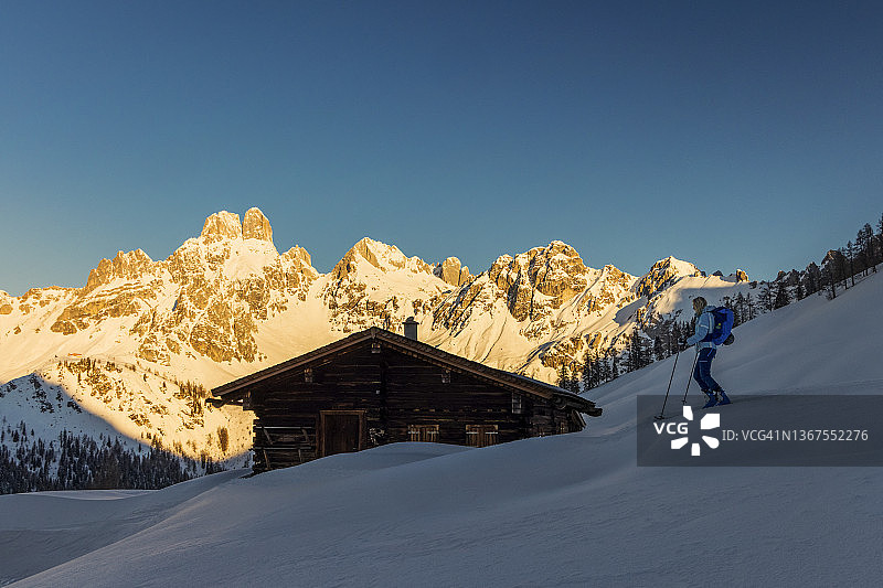 阿尔卑斯山的年轻女性滑雪天堂图片素材