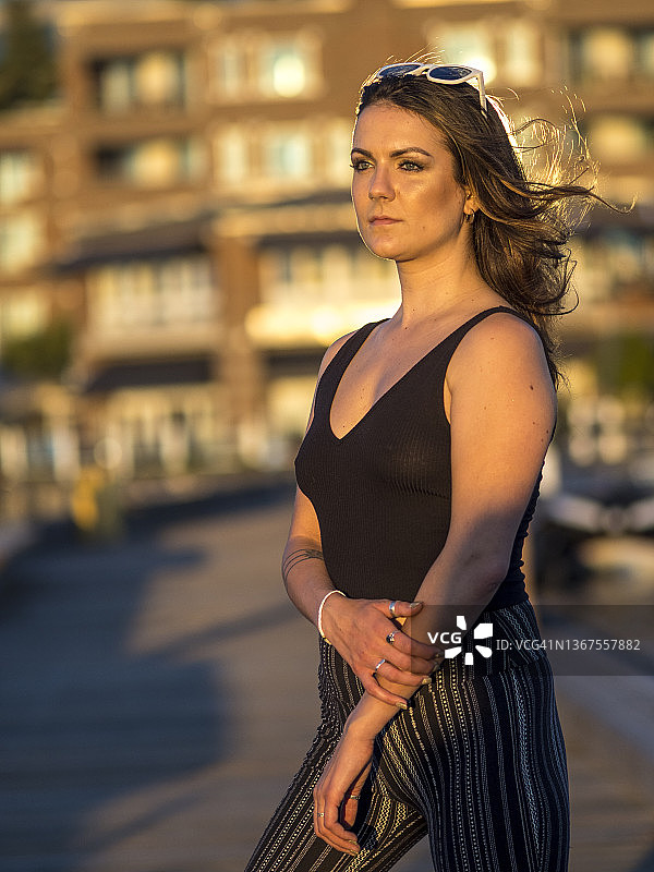 在码头的年轻女子图片素材