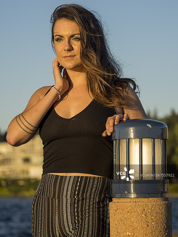 在码头的年轻女子图片素材