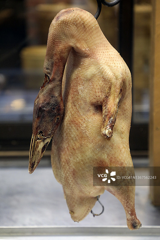 橱窗里的生北京烤鸭图片素材