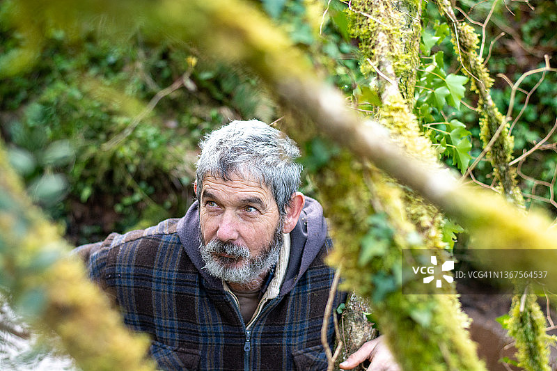 乡村风景中头发灰白的中年男子肖像图片素材
