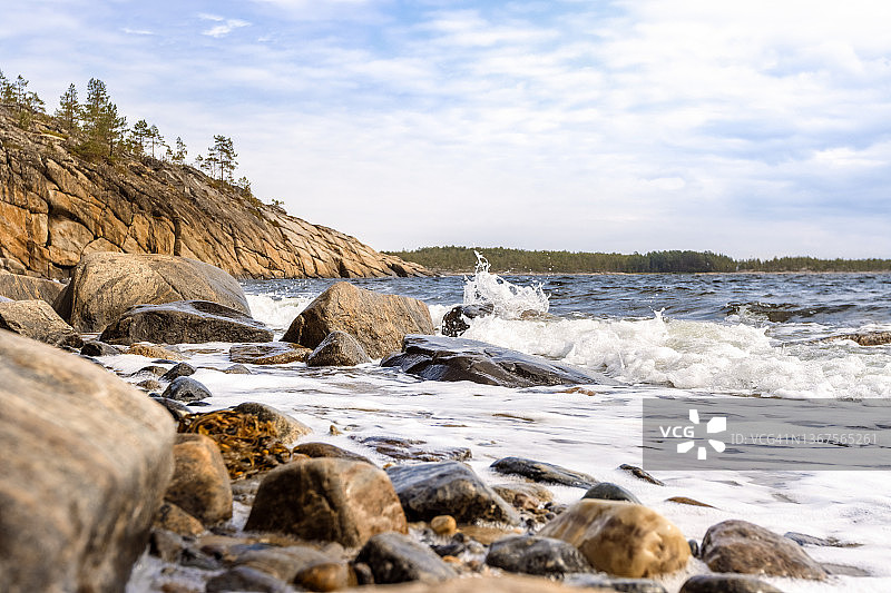卡累利阿湖岩石海岸的波浪飞溅自然景观图片素材