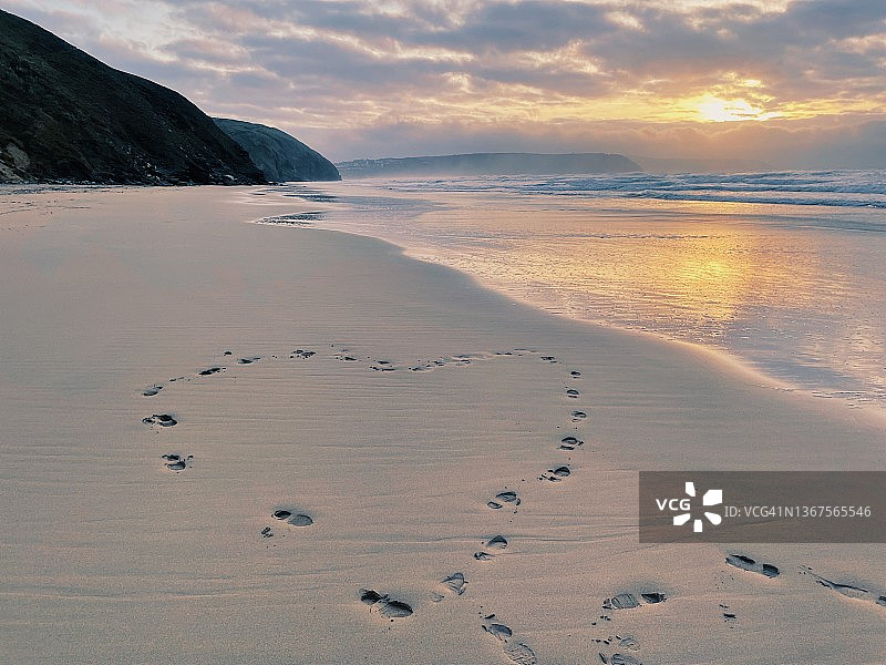 沙滩上的心形图案图片素材