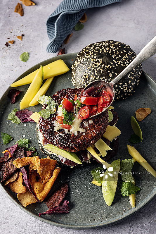 搭配番茄沙司的纯素汉堡图片素材