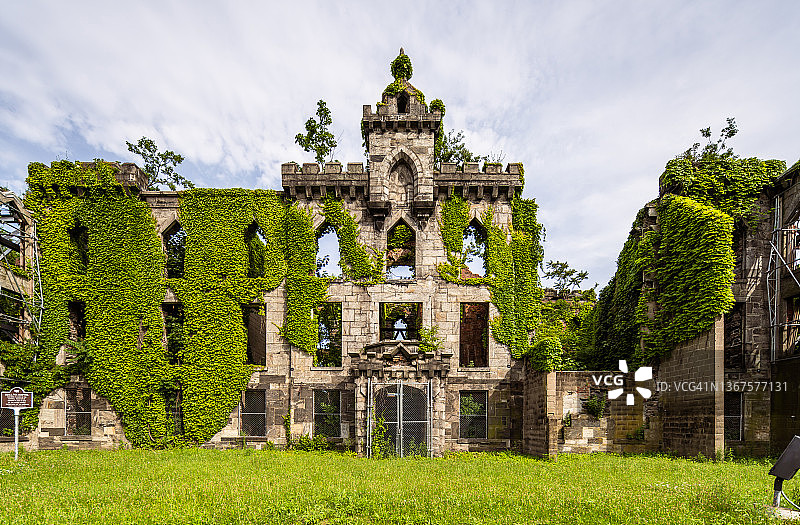 纽约罗斯福岛上覆盖着常春藤的废弃天花医院图片素材
