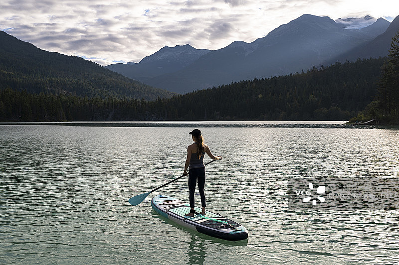 山中的湖泊探险图片素材