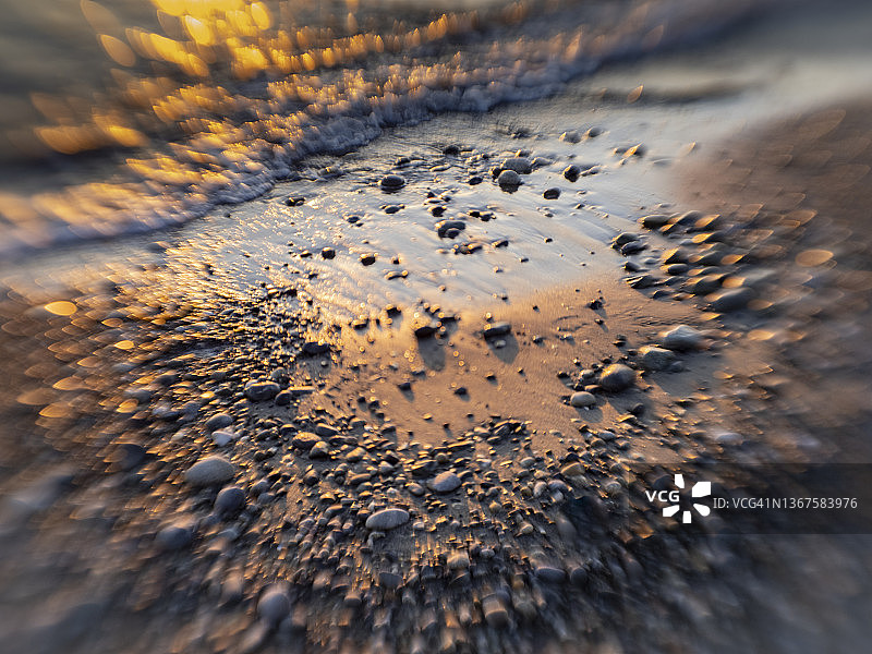 日落时分海滩和海浪边缘特写图片素材