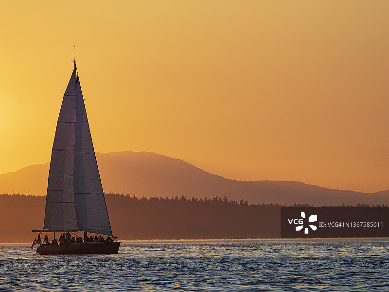 普吉特海湾日落时的帆船，背景是群山图片素材