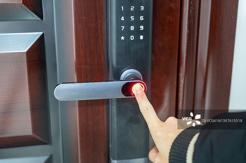 指纹解锁开启家门特写图片素材