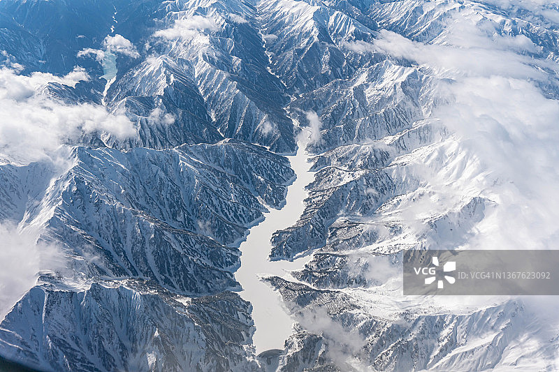 从飞机上俯瞰日本富山雪山间的冰冻湖面图片素材