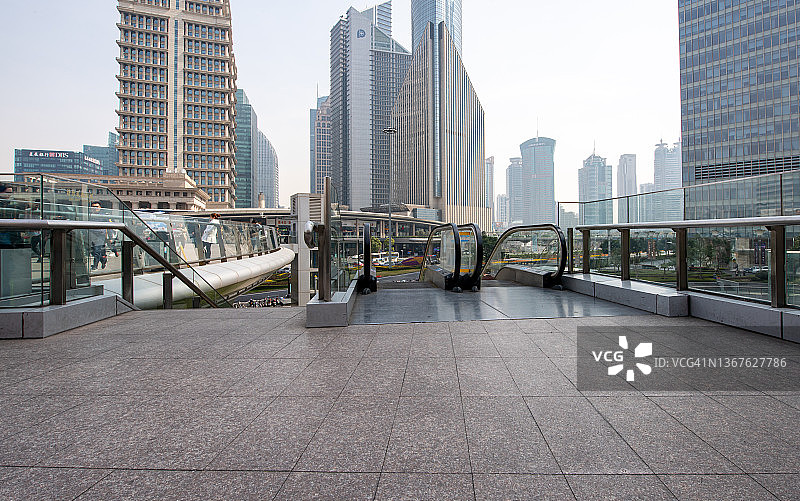 上海陆家嘴办公区的人行通道和自动扶梯图片素材