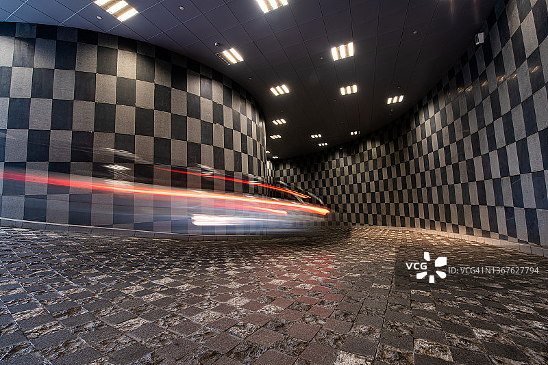 地下车库入口的仰视拍摄图片素材