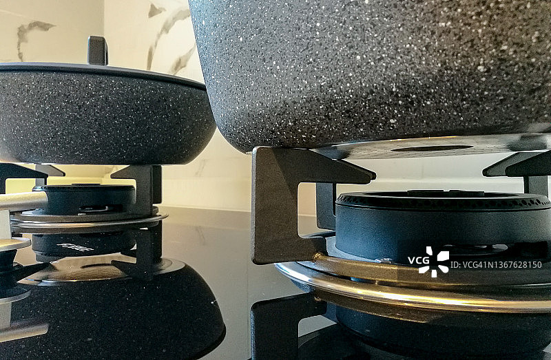 生活用品：炉灶和平底锅图片素材