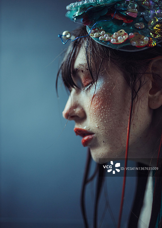 带着水珠的年轻女人图片素材