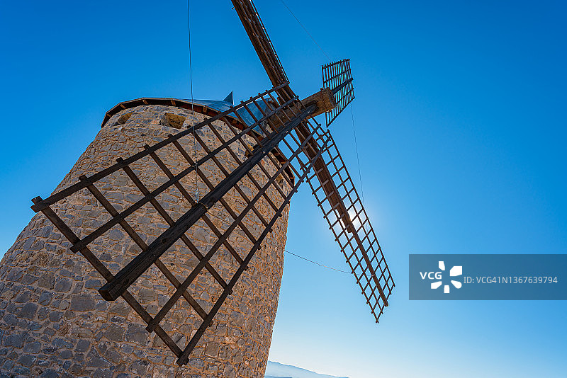 山顶上的传统石风车图片素材