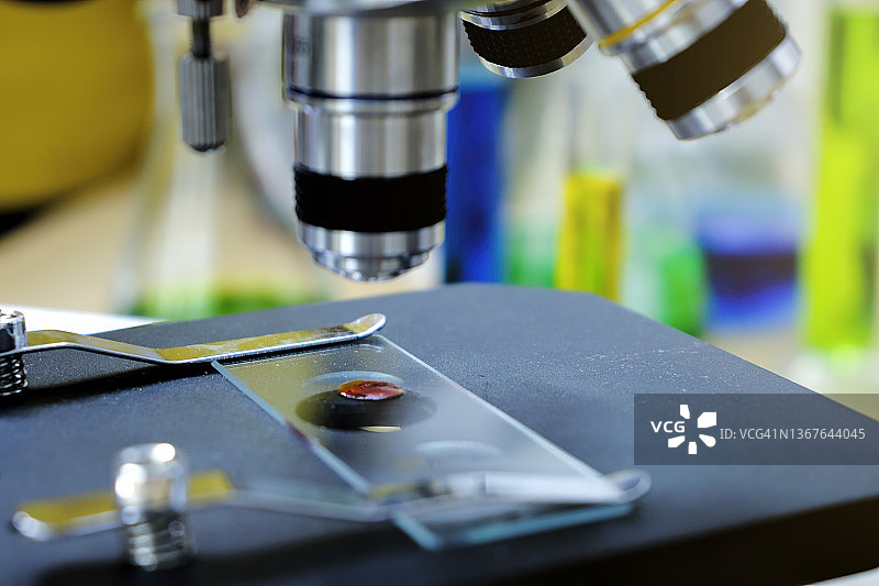 在实验室里用血液样本工作的科学家图片素材