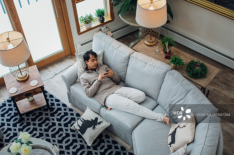 千禧一代在客厅休息图片素材